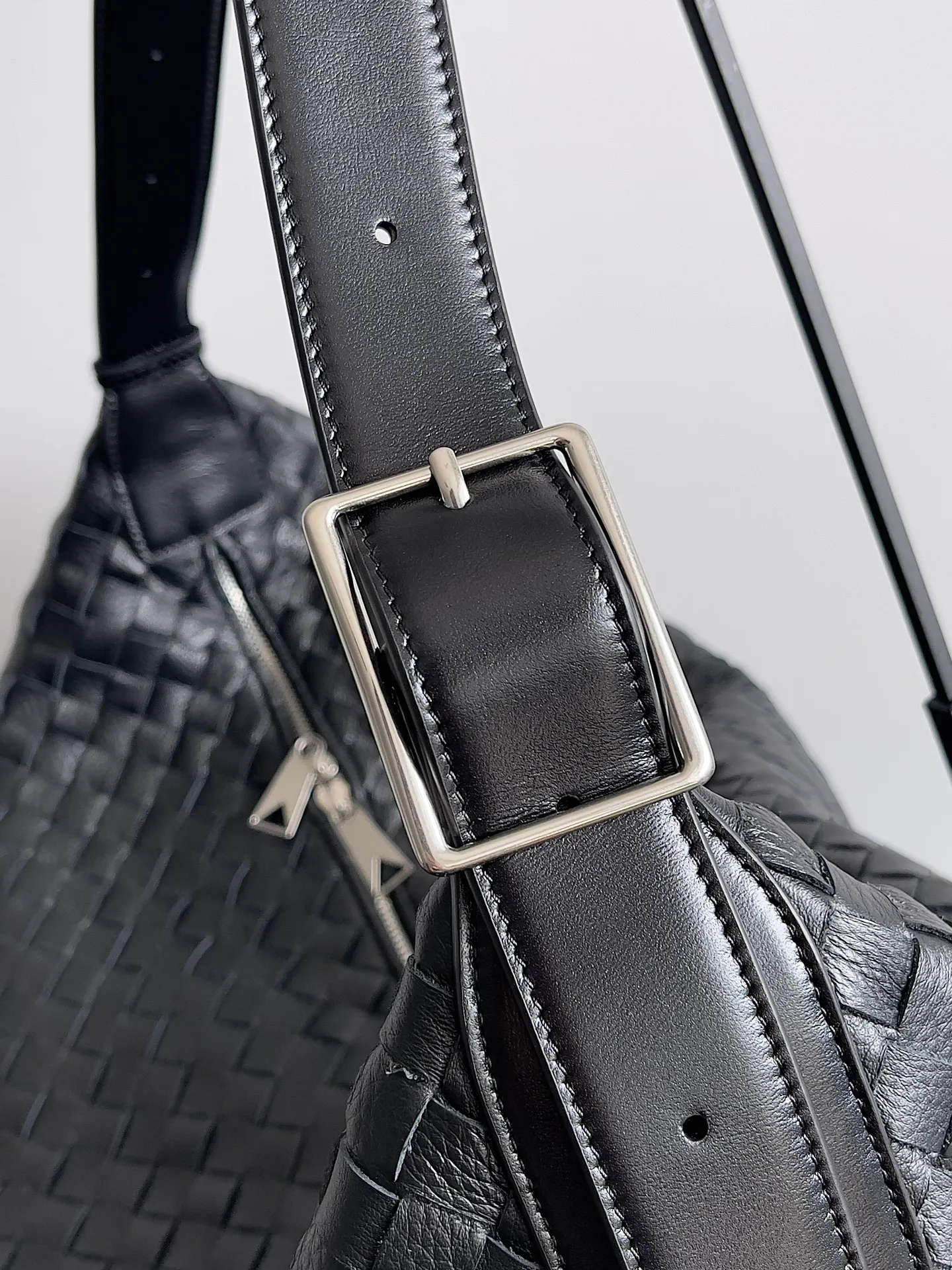 Batch 3280 BOTTEGA VENETA's new Traveler deerskin series is here! The travel season is coming soon, and I believe you must need a large-capacity and simple bag. This new Traveler is very in line with the current travel craze. The whole bag is designed with deerskin and is made of the highest quality leather. It feels tougher to the touch. The super large capacity is suitable for short trips. Traveling with friends and family does not require carrying heavy luggage. It is also very convenient for friends who often travel for work. You can carry two changes of clothes and a computer with you. It also comes with an adjustable shoulder strap to free your hands. Style number: 806976 Size: 58*46*10cm